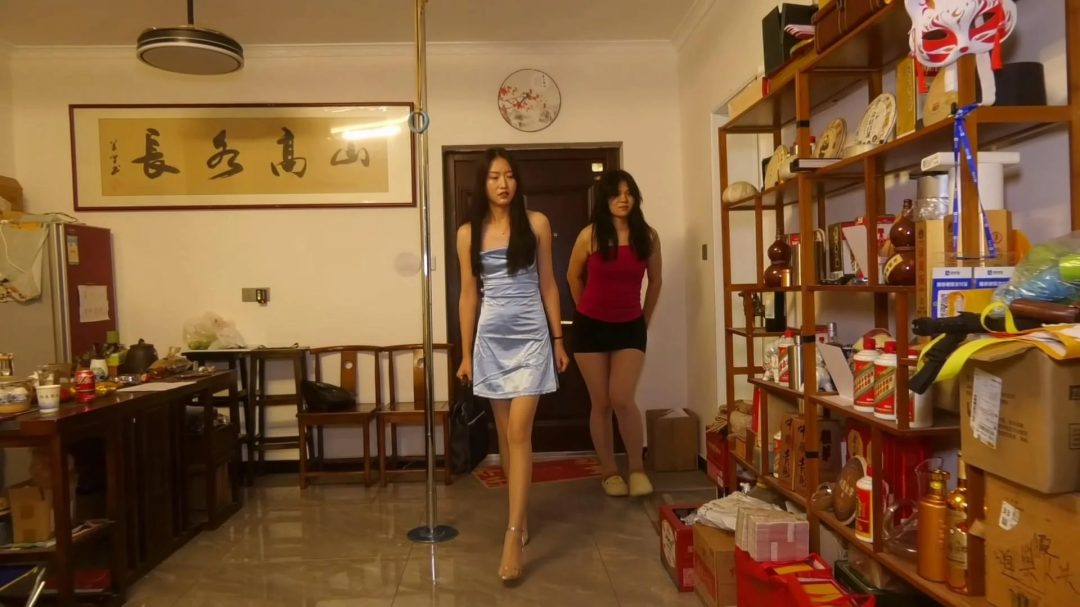定拍转公映 新片《劫中劫》 中集 她们把女主人驷马吊在空中皮鞭抽打，还不解气又把女主人驷马捆绑在洗手间，她们开始拿水浇灌女主人-12