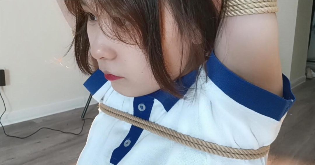 勇敢的假期工佳乐，少女、瑜伽与绳之反手、莲花盘缚，痛与痒的另类游戏-1