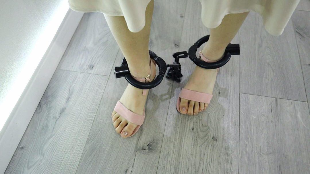 舞蹈生雨蝶讲述戴镣铐挠脚心TK感受1 手铐脚铐脚趾铐 柔韧性很好各种姿势都可 确实是怀旧影苑那个雨蝶哦-9