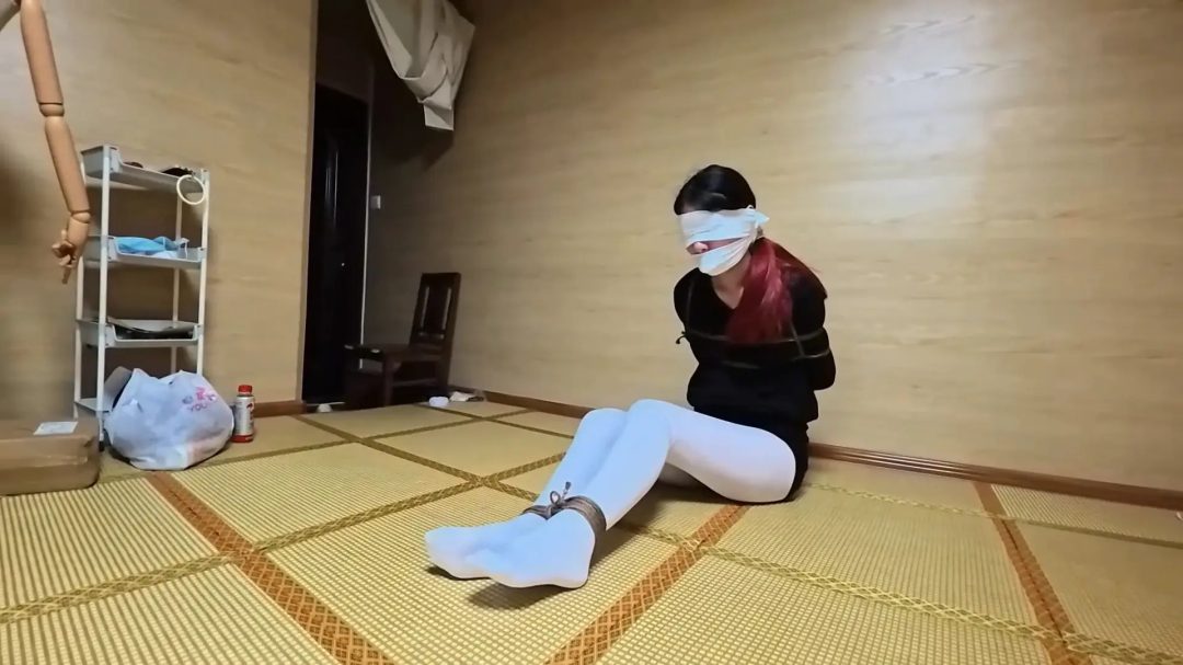 【定拍】白袜堵嘴特写，黑色毛衣白色连裤袜小腿袜套娃！-2
