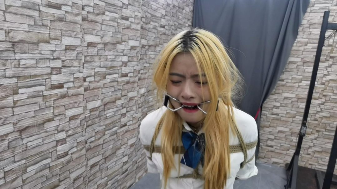 JK少女被抓获,宁死不供出团伙,那就让其尝尝脚钉的厉害.-10
