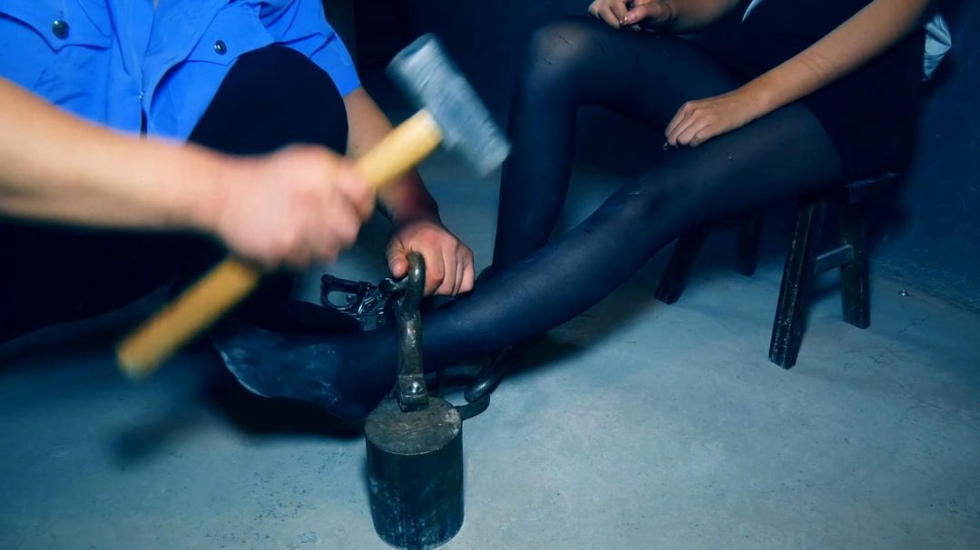 新片《红颜丽人不归路（绞刑篇）》 下集 郭艳年纪轻轻犯杀 人被捕后不老实交代自己的犯罪过程，钉死镣 最后执行绞刑-3