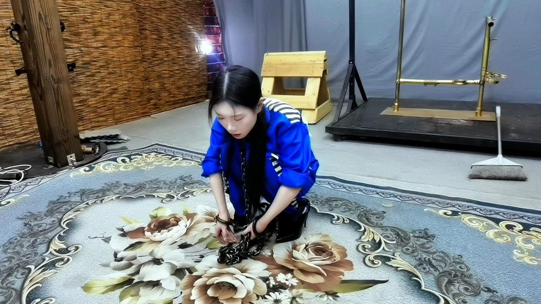 女杀人犯因杀人无数被抓，被押进看收所，为了活命，讨好看守长，甘愿做看守长的女奴，真是一个好贱的骚犯.....-11