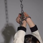 莎莎密室逃脱接连失败，惩罚（镣铐+TK+指压板）不断升级