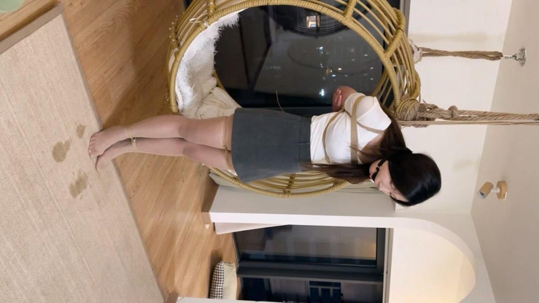 奥特曼定拍：小芜日式直立踮脚吊放置 肉肉的小学妹带着口球流口水-5