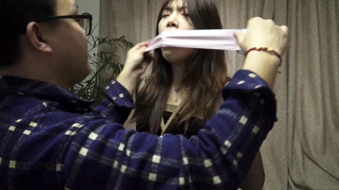 逍遥订制 —高挑模特被丝袜套头绳索层层缠绕绑在柱子上+紧密驷马捆绑，高跟鞋绑脸羞辱-5