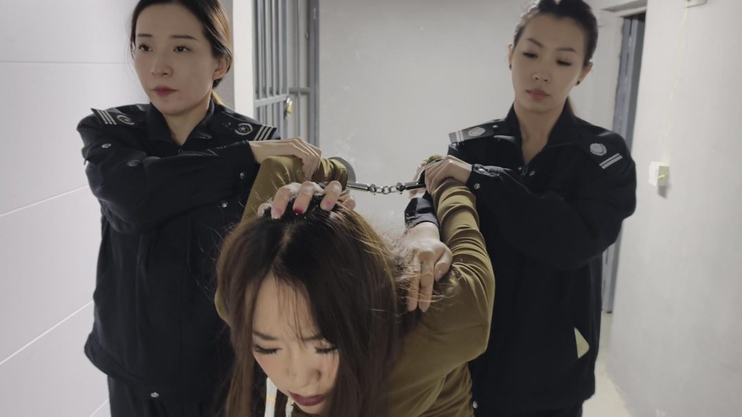 【忘忧社工作室】驴驴回归，饰演电诈女犯被抓，带其审讯，指认现场，带连体镣铐重镣，钉s镣s铐，重脚镣-5