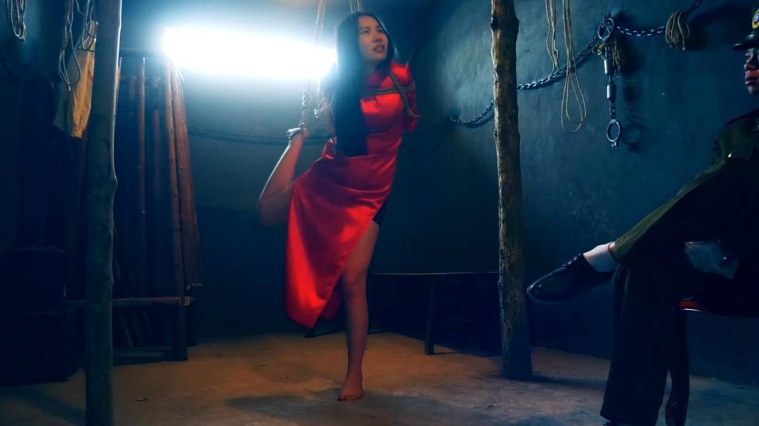 定拍女烈片《红岩英烈 2》中集 敌人在刑讯室对沈林芳和蔡美霞严刑逼供被折磨的遍体鳞伤-8