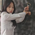 白衬衫红色包臀裙、厚黑打底裤、尖头高跟鞋气质大波浪、超绝美女金属体验