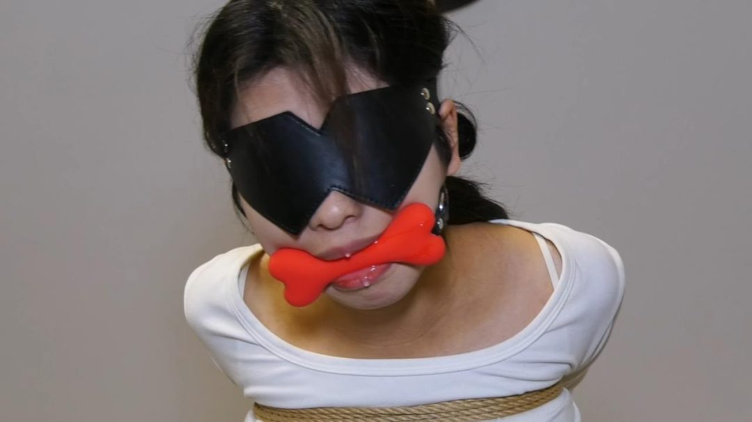 新片《不锈钢镣铐拘束》被钢铐束缚的女学生-2