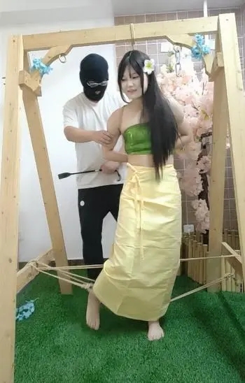 清纯女大约绑风波（嘟嘴的样子很好看）五花大绑+脱白丝+皮革拘束+裸足tk+捆绑调教-6