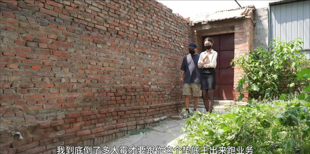 傲娇的女主管华姐被下属小李诱骗报复紧缚SP郊狼蒙眼口球抚摸语言羞辱走绳-3