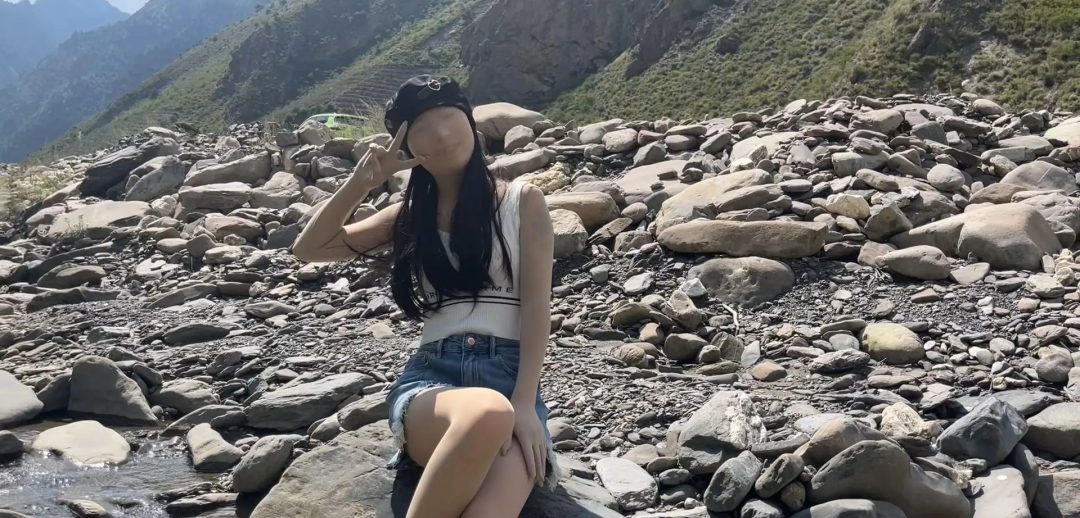 这是夏天的时候在藏区旅游的时候拍的全包视频，小晓直接激动的跳到小溪里面玩水，完全不顾自己是全包状态-3