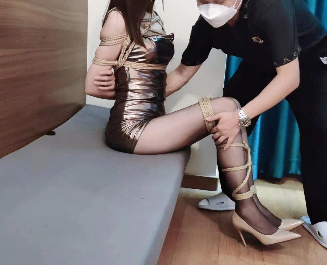身材高挑小桐美女尝试捆绑试镜-6