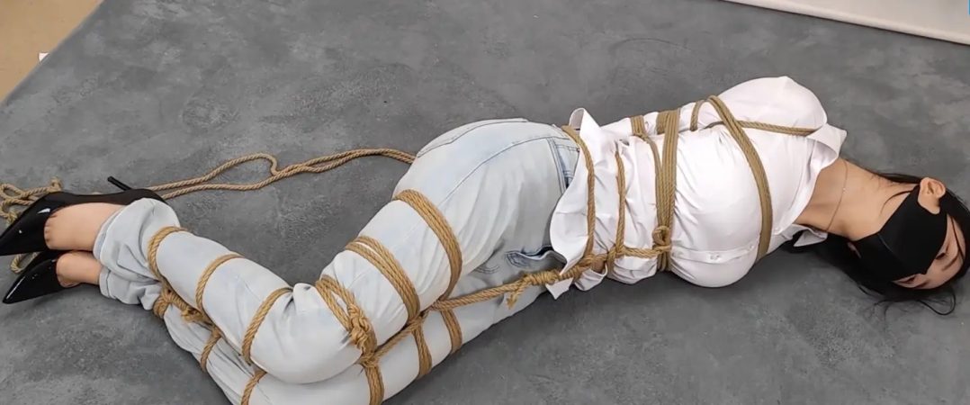白衬衣牛仔裤 紧缚的直臂-8