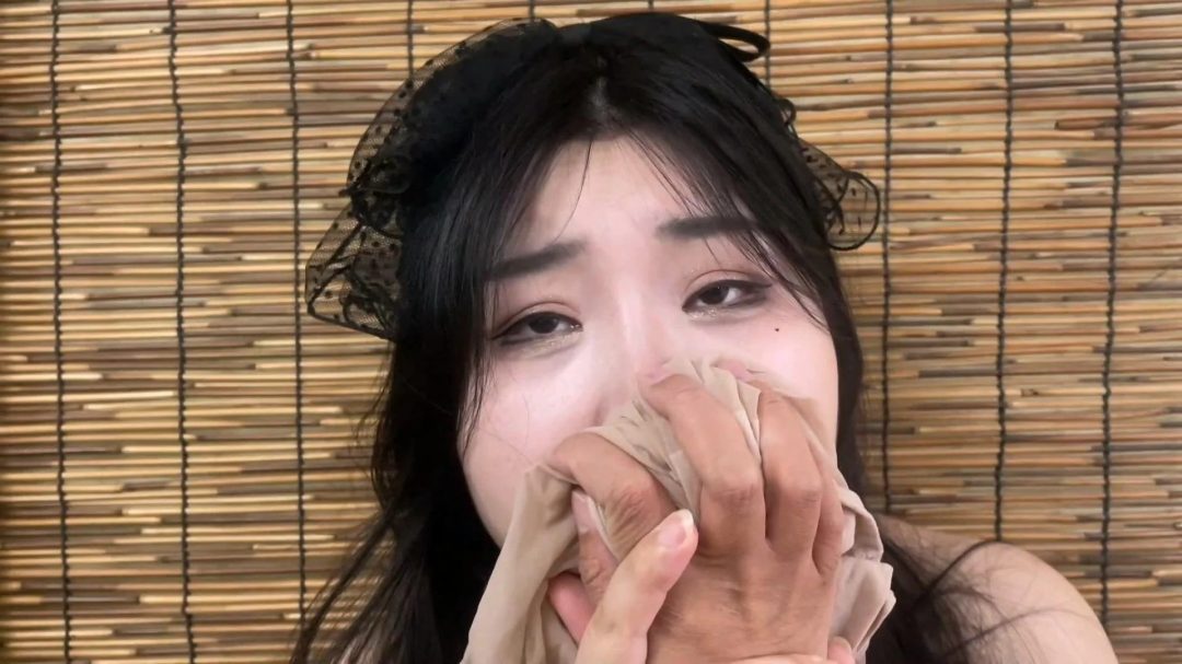 【云雀定拍】《遗产风波 下》继女调母手段再度升级，丝袜内裤套头叠加高跟捂脸，熟女董事长最终闷绝崩溃-12