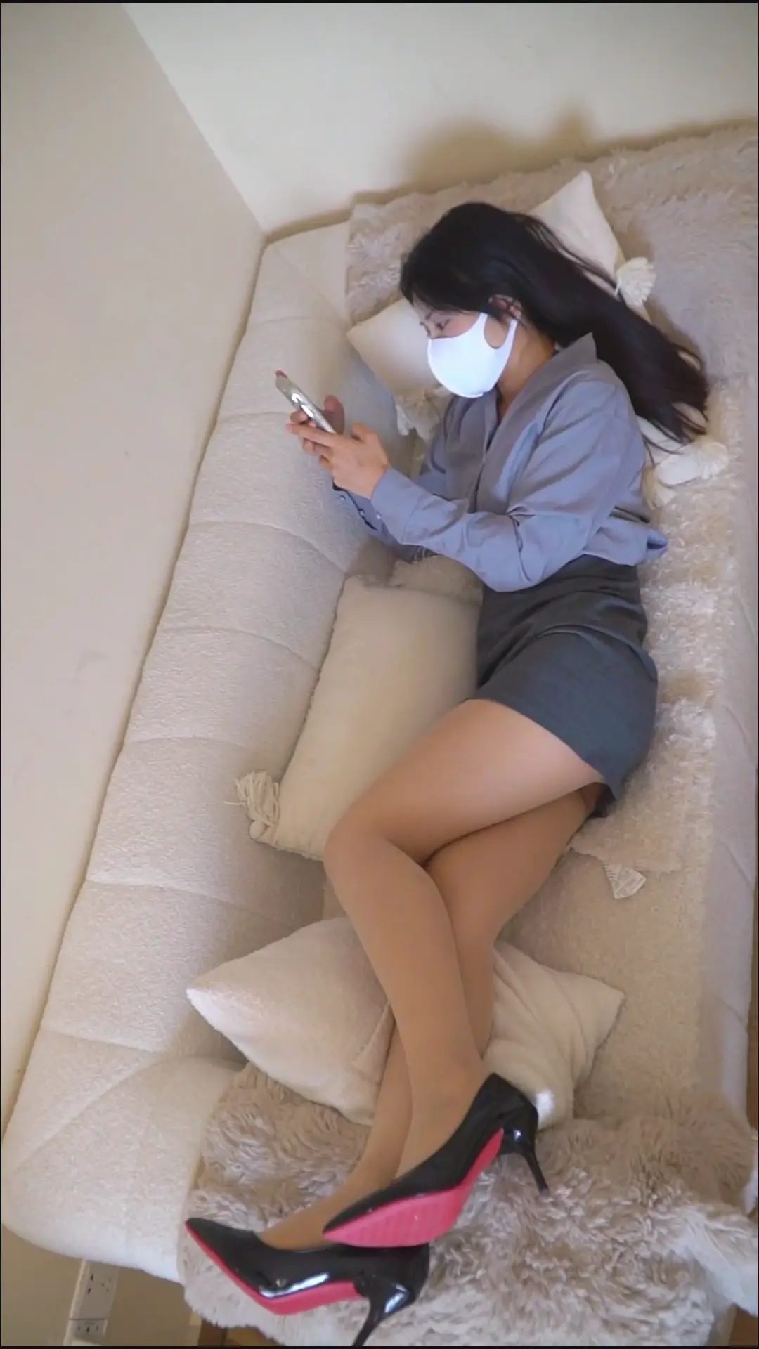 《牛马OL被劫记》疲惫白领下班后被劫匪手铐脚铐捆绑，中途想逃走，却再被驷马铐住！-3