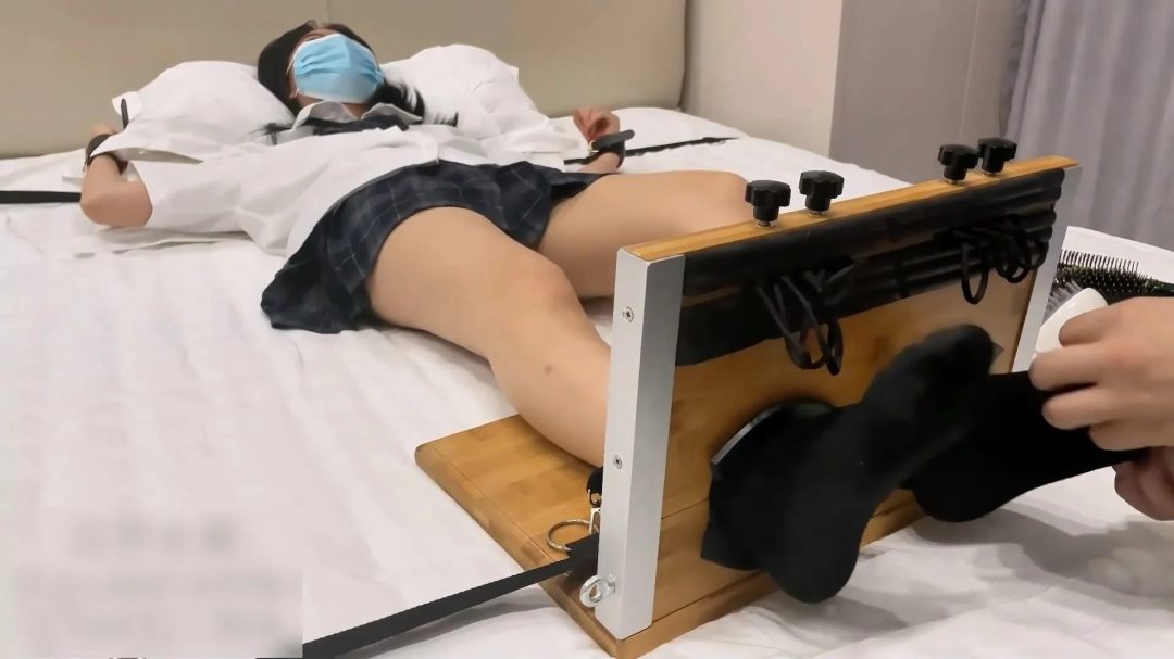 玉足天花板合法萝莉小妍-1