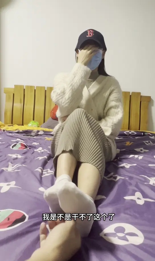 约拍爱健身的小姐姐，脚修长美丽，挠的过程关系逐渐微妙-1