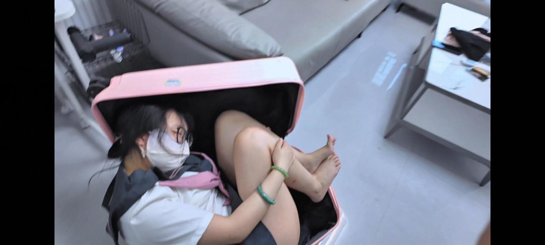【好梦】定制：少女放学回家遭尾随，强制反复捂晕，脱掉丝袜，各种肆意摆弄身体，最后装进行李箱，高马尾，白丝-4