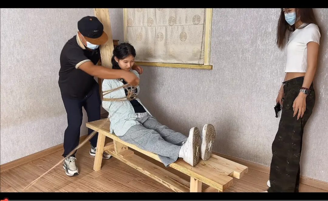 老虎凳 犯人拒不交代 恐吓 捆绑 逼问-3