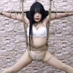 搜查官曼妮去执行任务被虐待狂人从背后一棍子打晕,精彩片段马上开始.....