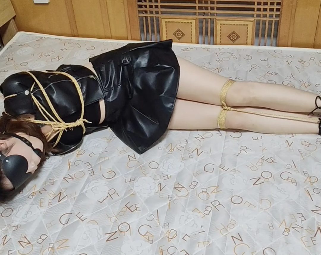 新模特长腿美女欣欣 首套皮衣皮裙套装紧缚挣扎 肤白貌美加长腿-1