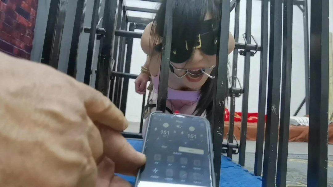铁笼禁锢女无赖,强制,把灯拉灭后让女无赖幔慢挣扎去吧,是死是活听天由命吧.....-14