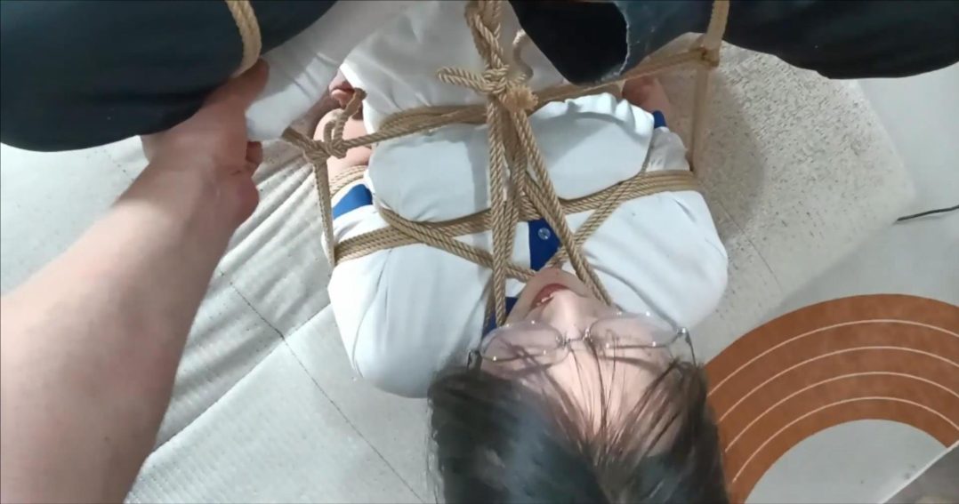 文静，半袖校服眼镜学姐的桃符之虐第一季，羞羞的捆绑姿势和挠痒游戏，白袜小脚挺好玩，只是银铃般的笑声有点扰民-8