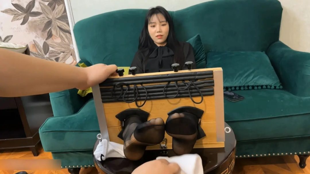 漂亮的-长腿美女足枷TK-10
