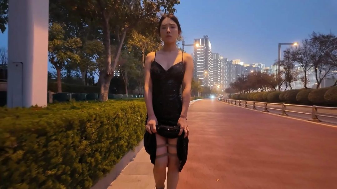 一绳所爱定拍，杨若琳户外散步，真空礼服，大腿紧缚，脚绑绳拷，扎带捆手，口球口水-6