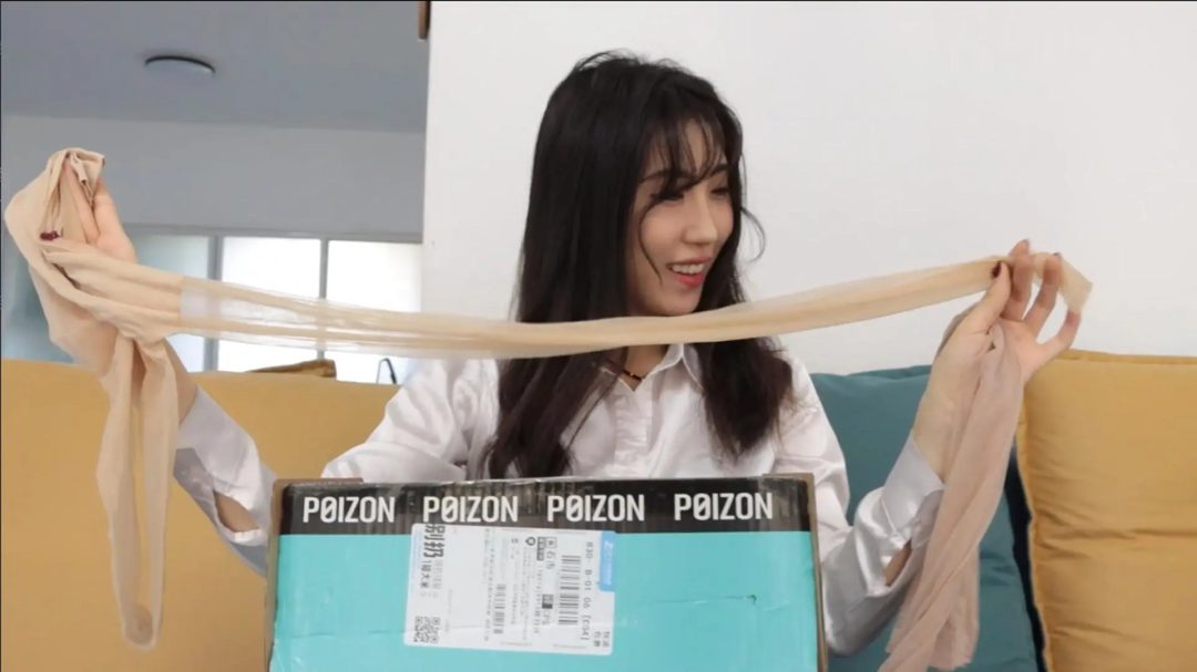 《剧情片做人不要太苛刻 上》白领恩可网购丝袜给差评惨遭快递小哥挟私报复,口球塞嘴丝袜蒙眼全身海老缚动弹不得-5 《剧情片做人不要太苛刻 上》白领恩可网购丝袜给差评惨遭快递小哥挟私报复,口球塞嘴丝袜蒙眼全身海老缚动弹不得-5