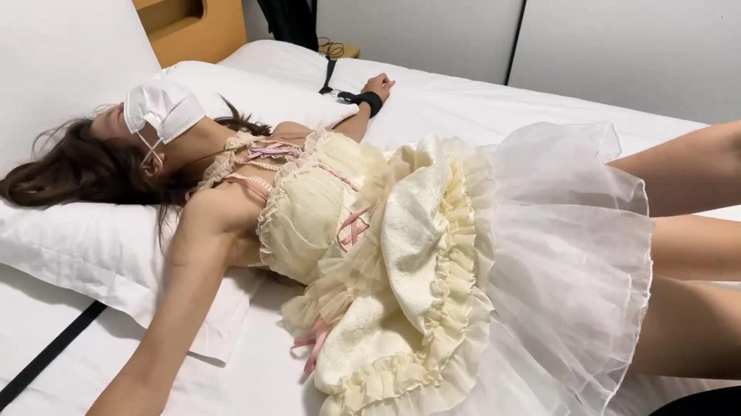 素人女大学生优优初体验-8