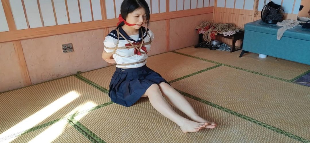 舞蹈生柔柔，大号口球《日式并腿海老缚放置》绑上日式并腿海老缚，大号口球嘴撑大，柔柔口水比较多，绑的很紧，这个姿势只能任凭口水流到腿上了。绑完后放置在房间后离开，放置奔溃，挣扎无果只能原地挣吟，口水流到-2