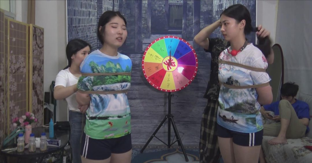 《双女M转盘捆绑游戏 五 》 双M转盘抽奖玩捆绑游戏，转到什么项目玩什么项目-2