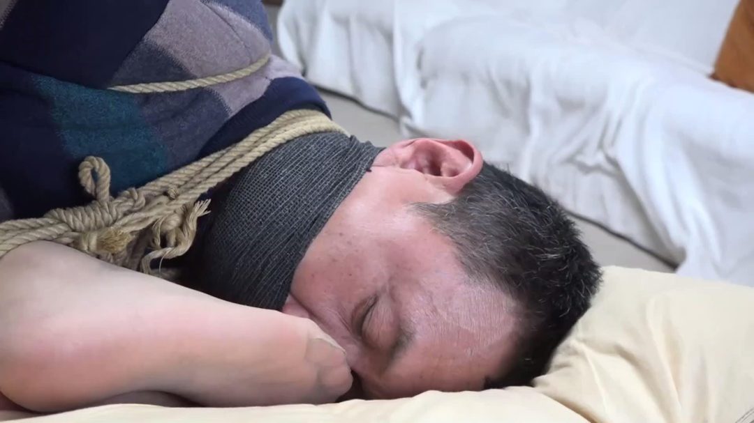 逍遥定拍：李然锁哥家中遇劫紧缚塞嘴头脚相对放置挣脱-7