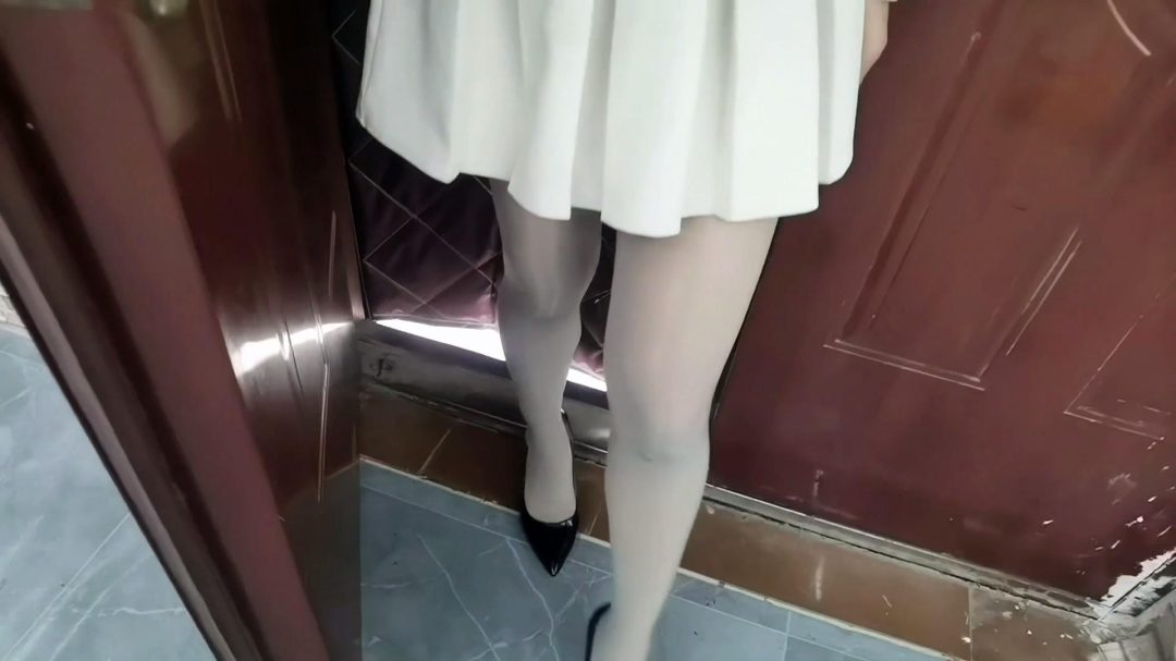 定拍转公映:放高利贷老板希希去讨债被变态狂人同毛巾把其蒙晕绑起来玩弄折磨..-1