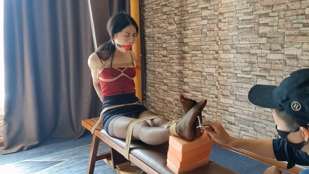 一绳所爱工作室定拍:柔柔极限老虎凳鞭打挠痒挠痒 真空吊带大口球-8 一绳所爱工作室定拍:柔柔极限老虎凳鞭打挠痒挠痒 真空吊带大口球-8