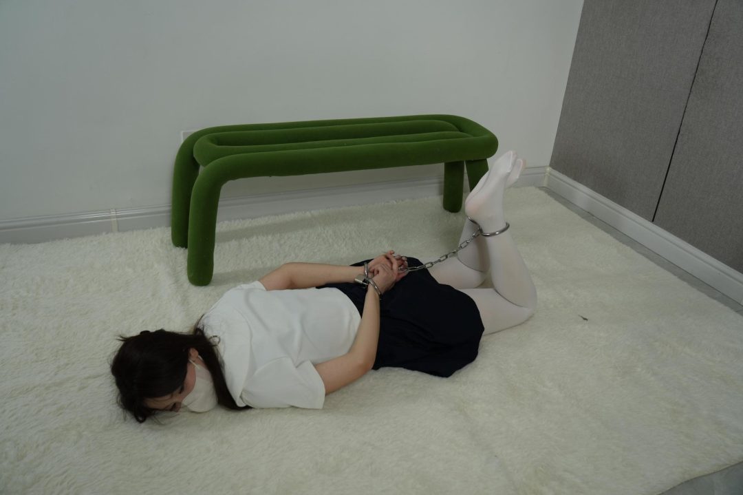 高颜值女神赴约暧昧网友中圈套“项圈吊脖子+双手吊缚+踮脚尖，驷马放置”求饶声不断！-1
