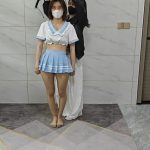 女s沐苒与小九的头套抓迷藏互动，小九一身性感学生装，玩的不亦乐乎