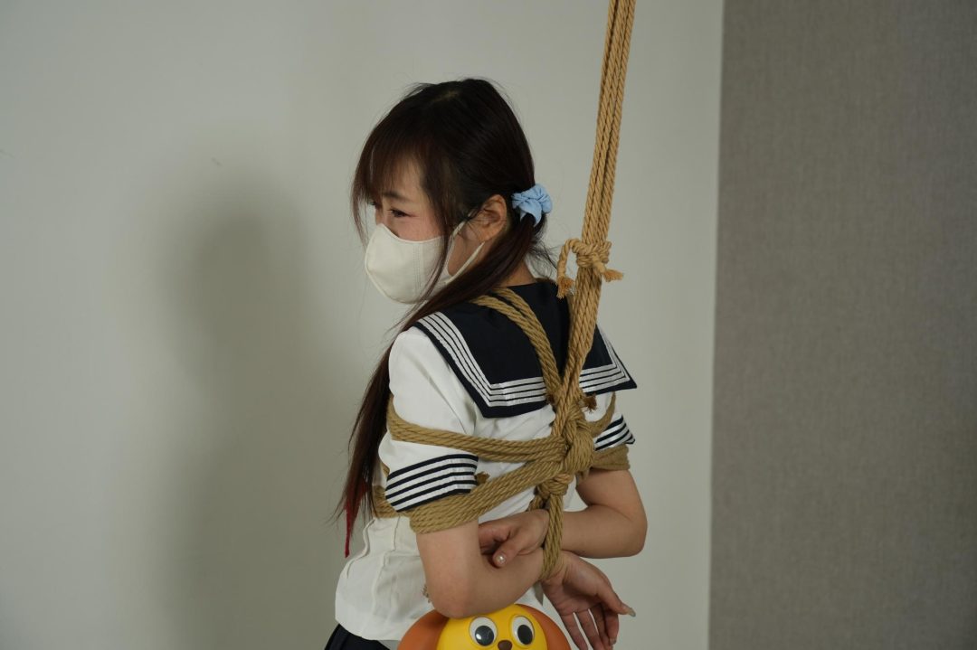 【灰太郎的羊】 甜妹【希希】挑战游戏意外成就摇臀舞，失败惩罚单腿吊缚+驷马TK+跪缚挠脚心-3