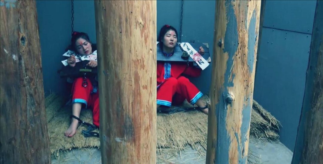 《双凤记 》上集 两女囚被戴上囚枷，镣铐牢房等待-3