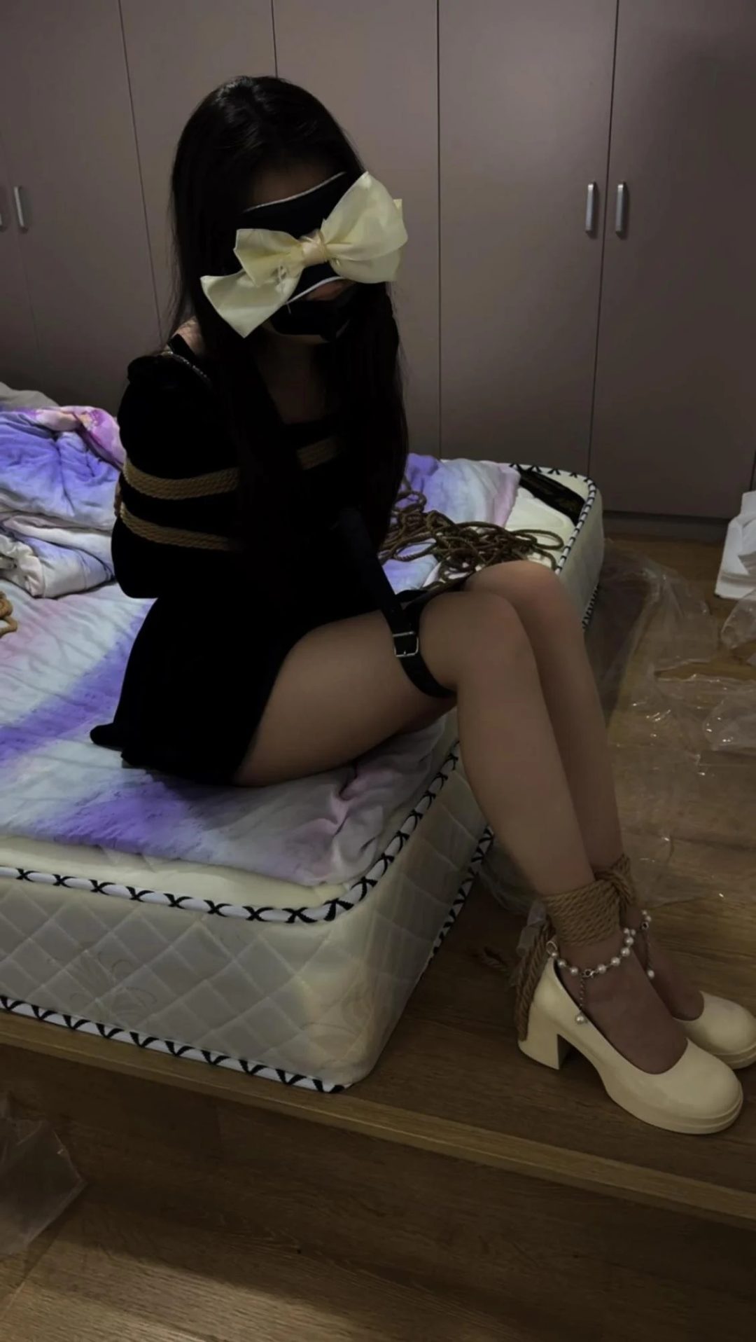 绑在衣柜里却没有人来救-3