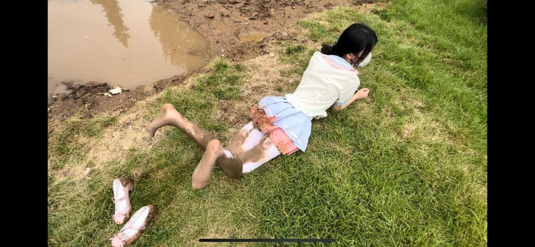 真实小区垃圾站臭水沟淤泥白丝软妹重口调教-10