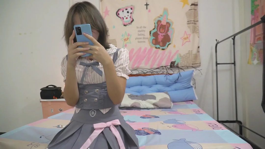 出租屋萝莉少女遇险记！洛丽塔裙+白丝+捂晕+欧式反绑+驷马拉紧+口球堵嘴+口塞口罩+打屁股+挠痒痒！-1