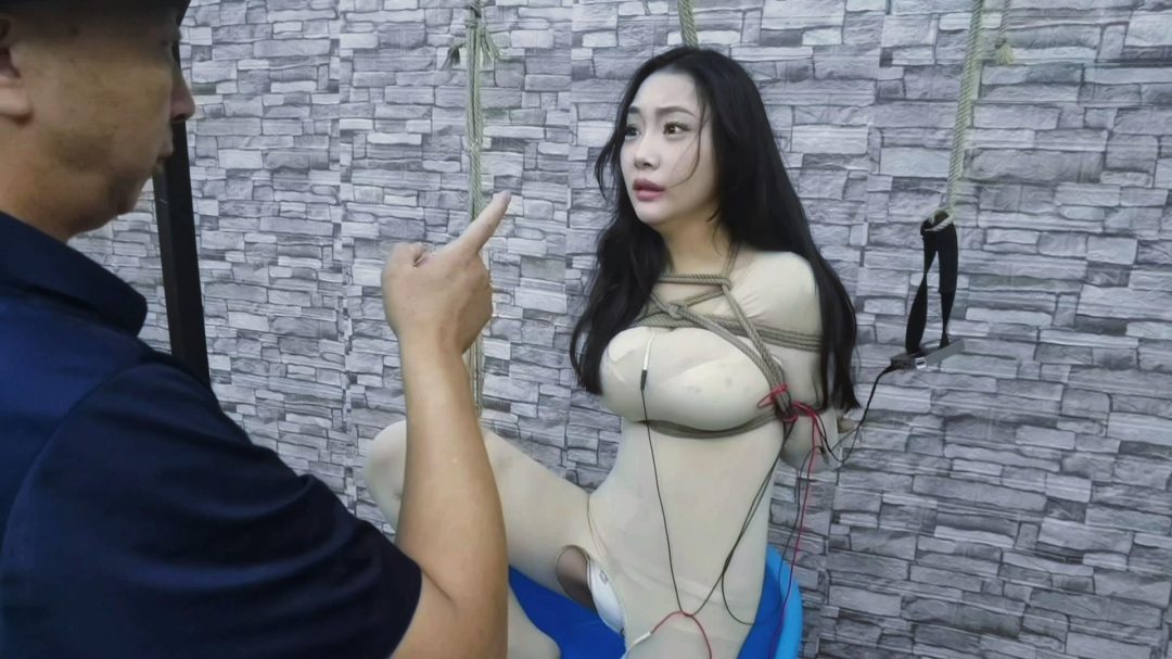 给女孩脚底按了一个脚踏式开关,身上在串联一个郊狼脚踏式电击开关,头上浇水顺流直下湿遍全身,竞把女孩活活电晕过去..-1