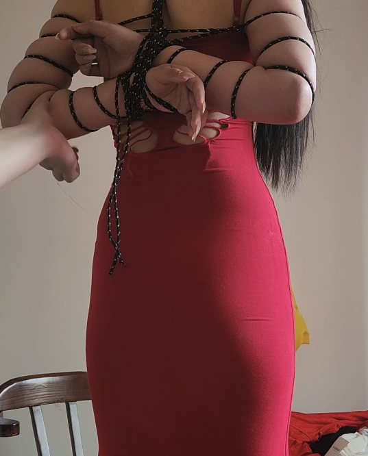 小倩后手捆绑，扎带，后手五花束缚紧，大红裙-2