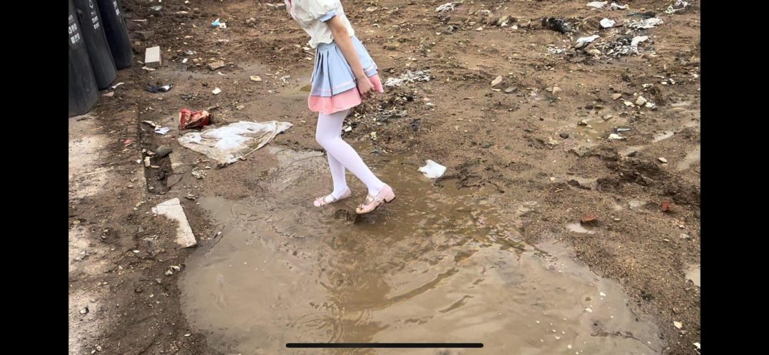 真实小区垃圾站臭水沟淤泥白丝软妹重口调教-7