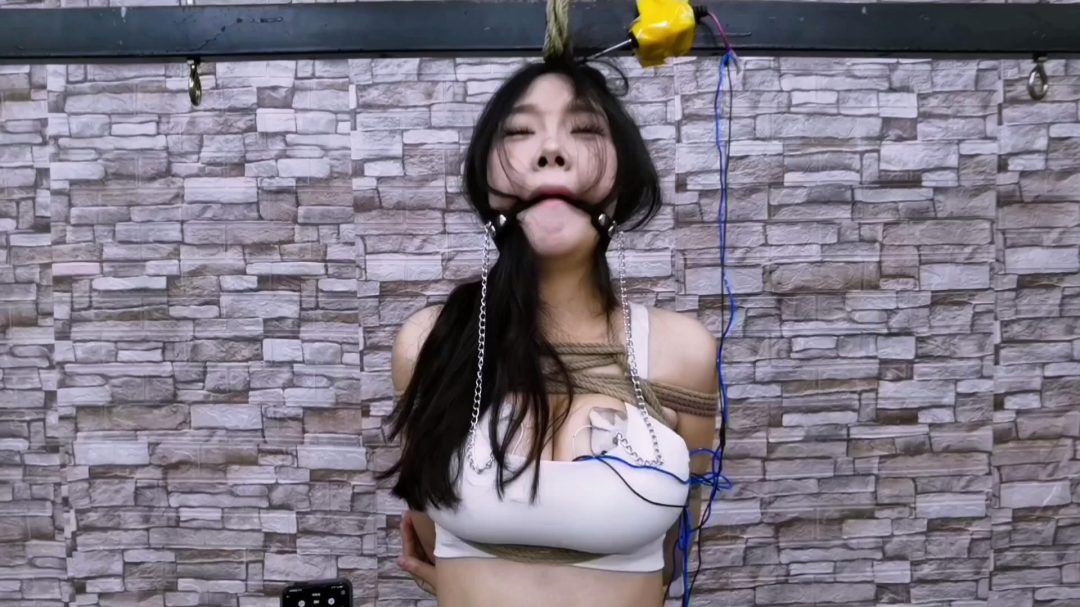 将女骗子绳捆索绑直立吊起来,脚底按了个脚踏开关,头顶按了个360激活开关串联于郊狼电击,上下自动电击,到最后竞将女骗子折磨成了植物人,....-4