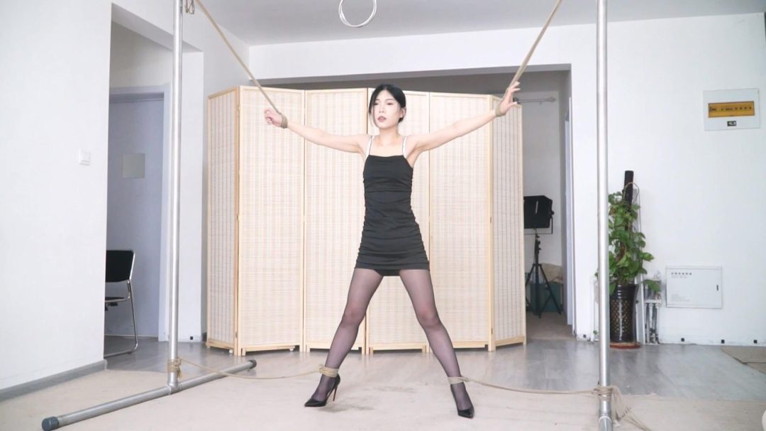 逍遥定拍：翻拍经典老片《受罚》 犯错的女秘书韩玉被悬空吊起放置接受惩罚-7
